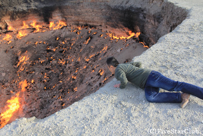 トルクメニスタン 闇夜に閃光、砂漠に開かれた「地獄の門」Matatabinomori