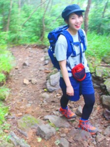 登山コーデ レディースライトトレッキングをしながら自然を楽しむアウトドアスタイルCHUMS チャムス アウトドアファッション公式通販