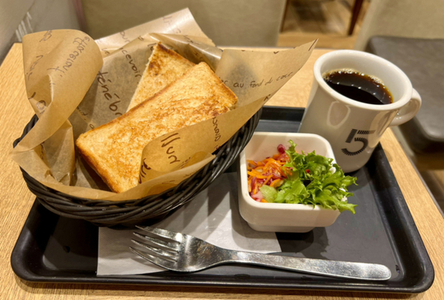 TOPICS CAFE朝からカフェに行くHarumari TOKYO