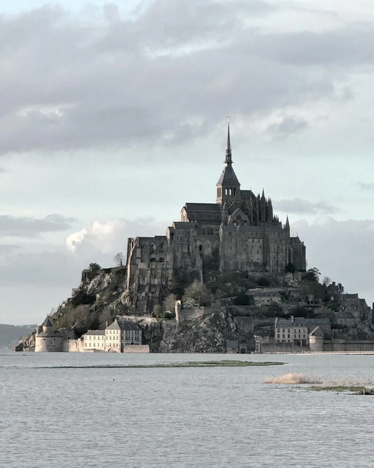 まるで絵画みたい!!フランスを代表する世界遺産「モン・サン・ミッシェル」に個人で行ってみよう。トリドリ