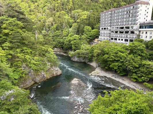 立岩三重県津市美里町塔刻磨崖仏: お寺の風景と陶芸