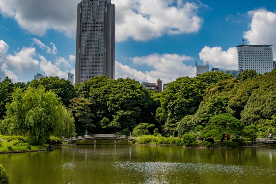 新海誠作品の舞台 新宿御苑が「都会のオアシス」に変身した3つの理由ポイント交換のPeX