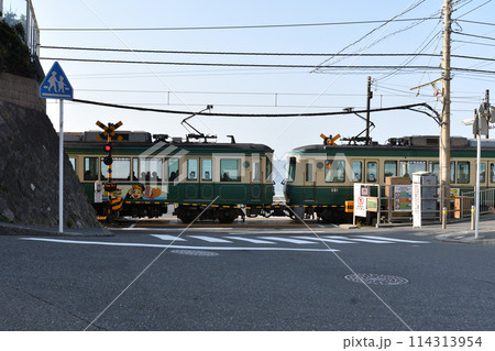 Amazon.co.jp: M47 江ノ電の踏切鎌倉高校前駅スラムダンクSLAMDUNK日本の風景アートパネルファブリックパネルインテリアパネルポスター : ホビ