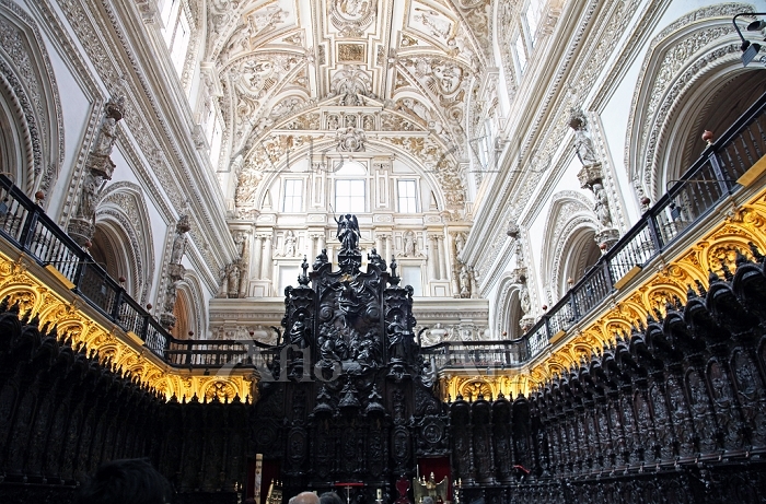 子供と一緒にコルドバのメスキータを訪れる