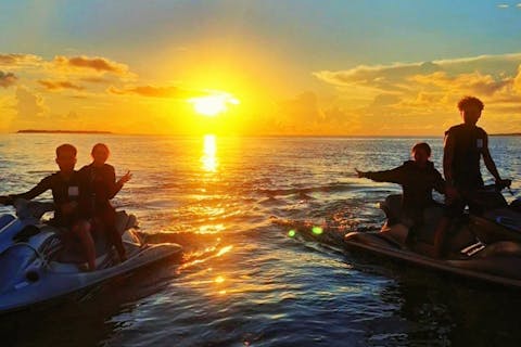 海の上をダートバイクで走る男、ロビー・マディソン