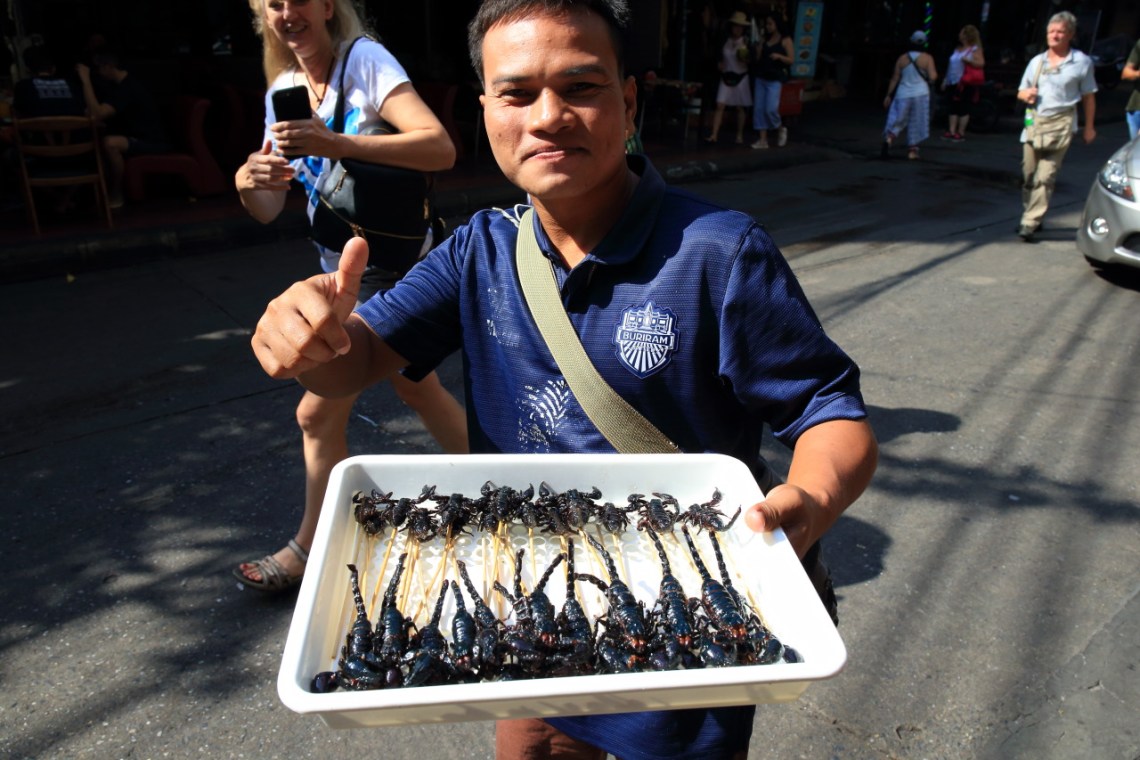 タイ🇹🇭はバンコク、カオサンロード。 屋台のガパオライス。 カオサンで屋台めし。真夜中のガパオライス。 店名わからないけど動画参照して💚