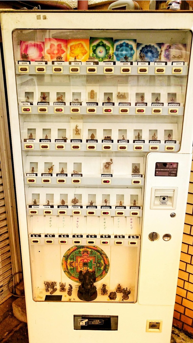 博物館級のレア度！昔懐かしいレトロ自販機が50台以上稼働する大人気スポット！神奈川県「中古タイヤ市場 相模原店」はうやし報告記 仮