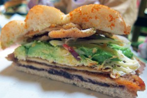 プエブラのご当地バーガー！CEMITAS LA BOMBA セミータス ＠メキシコLovebiotrip