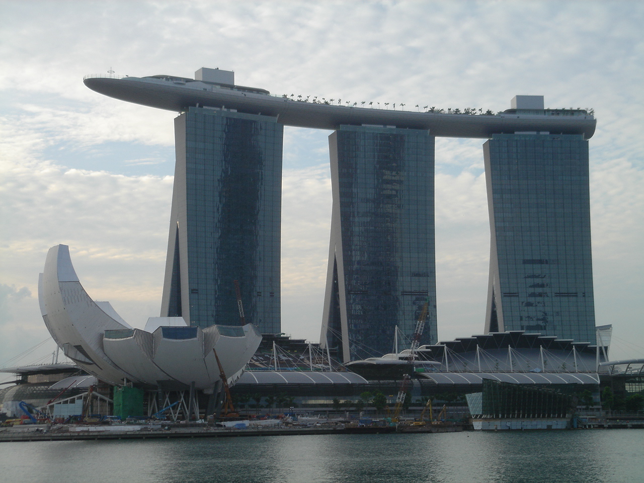 シンガポールのマリーナベイ・サンズを徹底解説！プールやカジノの特徴、宿泊料金を紹介aumo アウモ