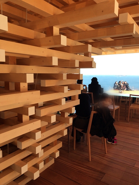 熱海誕生日旅行①①「アカオハーブ＆ローズガーデン」花の楽園と隈研吾が手掛けた絶景カフェ「COEDA HOUSE」lade