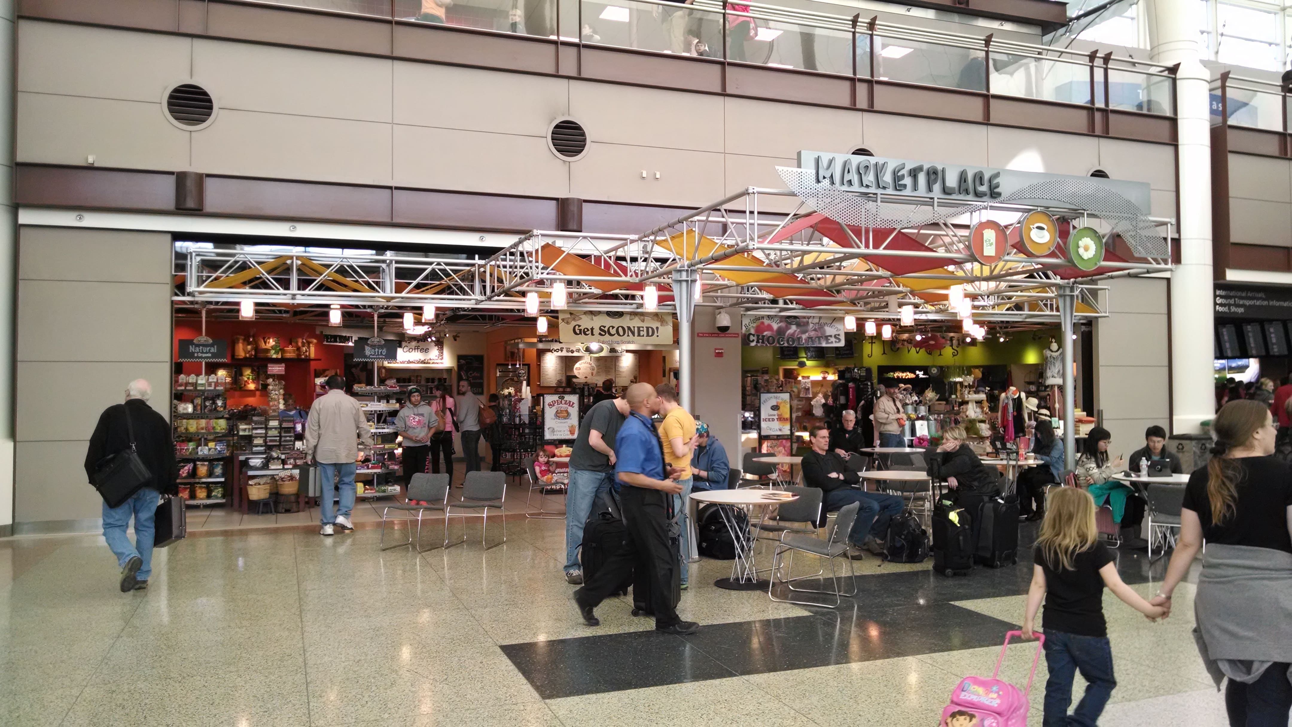 デンバー国際空港、利用案内： １ 国際線到着と国内線乗り継ぎアメリカより