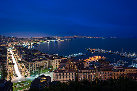 高層階のステキなレストランで英語、日本語、イタリア語、フランス語が飛び交う楽しいディナーイタリア専門の旅行会社発、世界遺産に触れる海外旅行