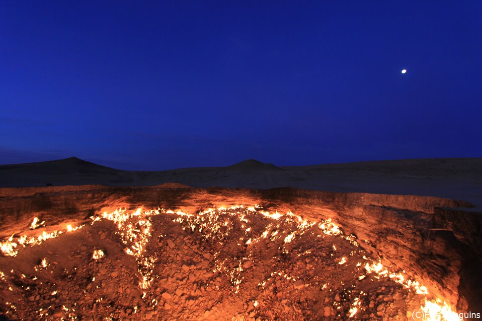トルクメニスタン「地獄の門」観光と閉鎖について解説！2回行って感じた体験談も - 地球人