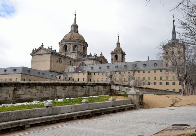 マドリード発 エル・エスコリアル修道院 & 殉教者の谷ツアーKlook