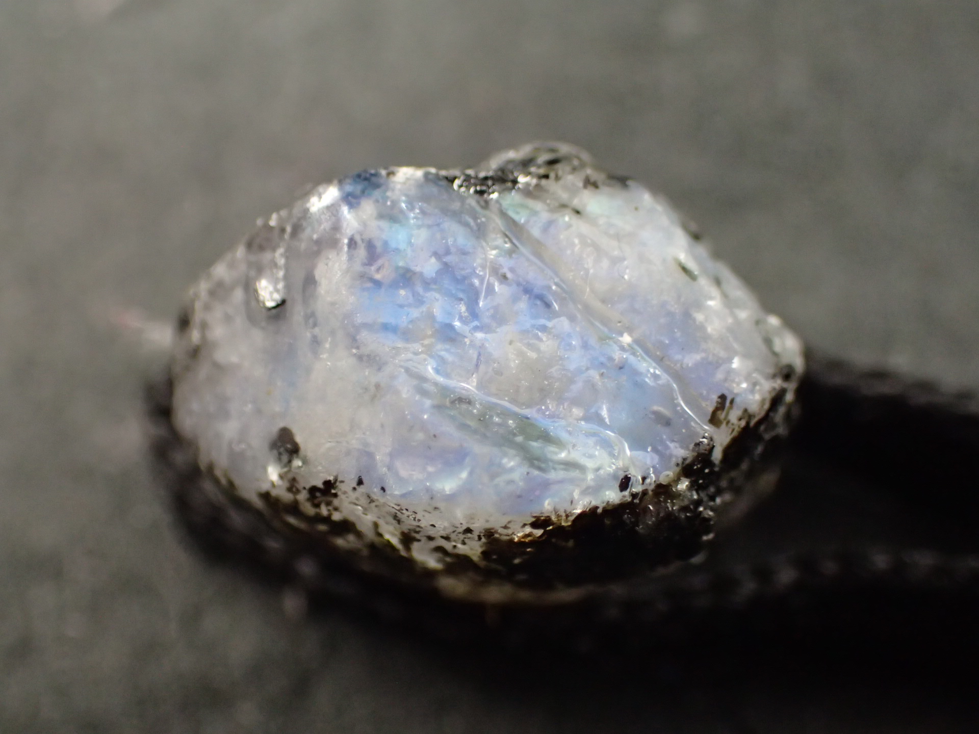 観光客をムーンストーンの遺跡でアヌラダプラ スリランカ - アヌラーダプラのストックフォトや画像を多数ご用意 -