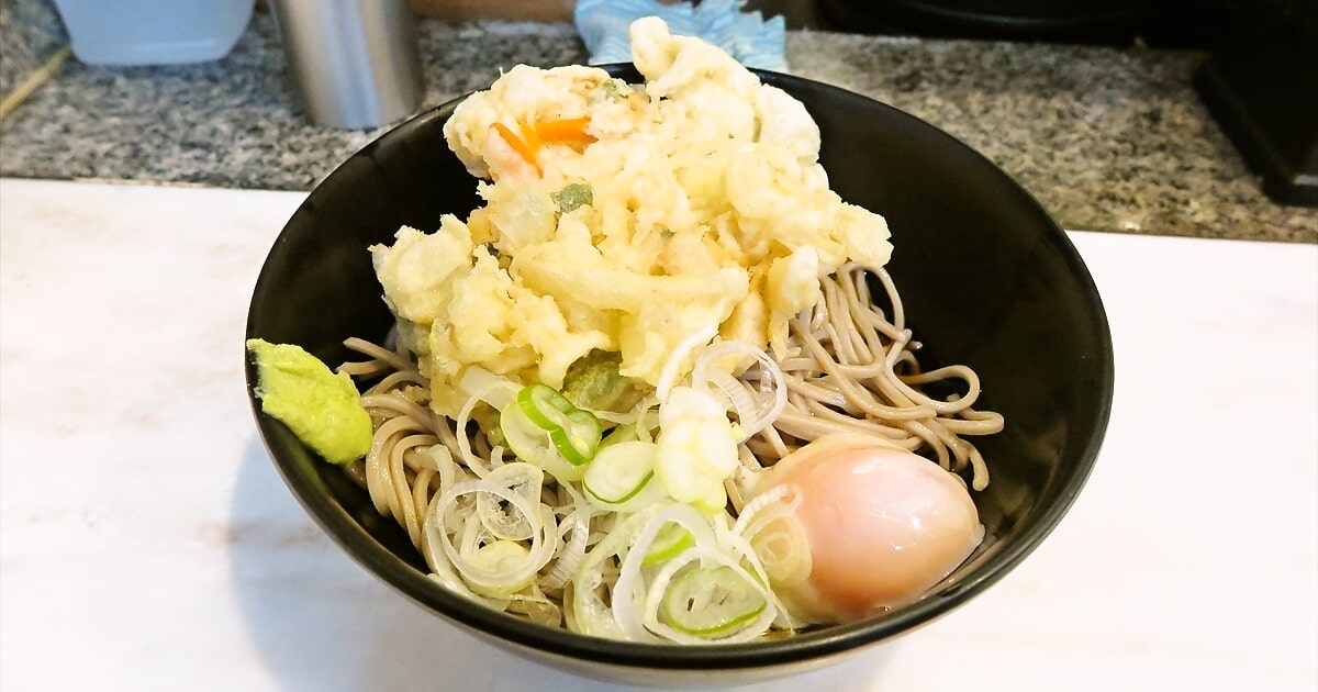 新宿 思い出横丁の人気の立ち食い蕎麦のお店！『かめや』の元祖天玉そばがめちゃくちゃ美味い！ 立ち食いそば編くわちゃんねる