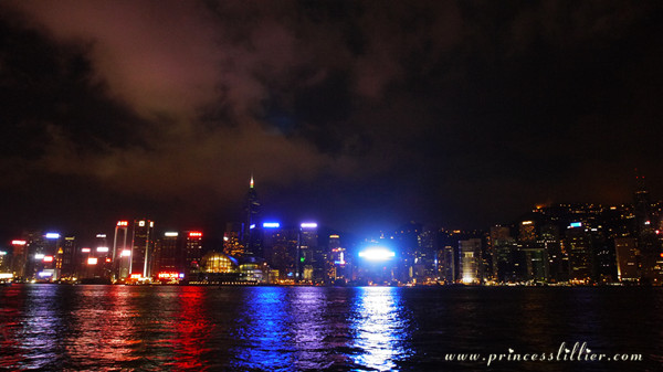 Hong Kong第一站📍维多利亚港📍星光大道来到了小时候看港剧tvb的地方感觉非常神奇~ 感受了一下香港的夜景和灯光秀第一天体验棒棒