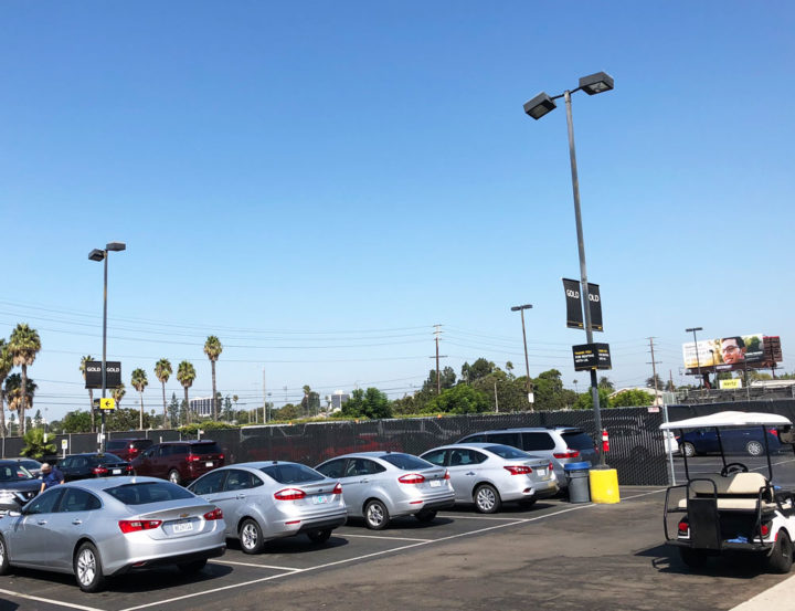 ロサンゼルス国際空港のレンタカー ¥3,924 1日〜 -