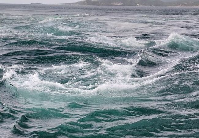 世界三大潮流』鳴門の渦潮をガラス越しに展望できる 渦の道
