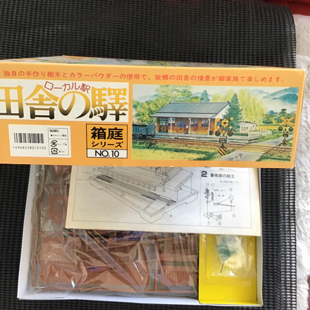 先日より作っていた、マイクロエース 旧河合商会 製の情景プラモデル「田舎の驛」がほぼ完成しました。基本的には素組みですが、水田を表現する為とベース強度を上げる為の嵩上げと補強をして、土台を含め黒く塗装し、下塗りまでが前回の投稿でした。そこから一気に