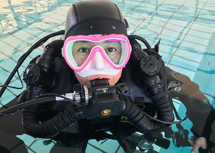 女性ダイバーと珊瑚礁の群生ワールドダイビング