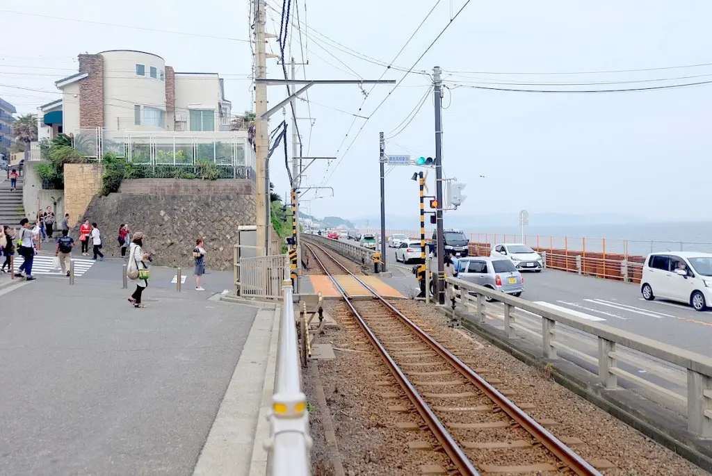 江ノ電 鎌倉高校前踏切 岩松喜一: レールカフェ