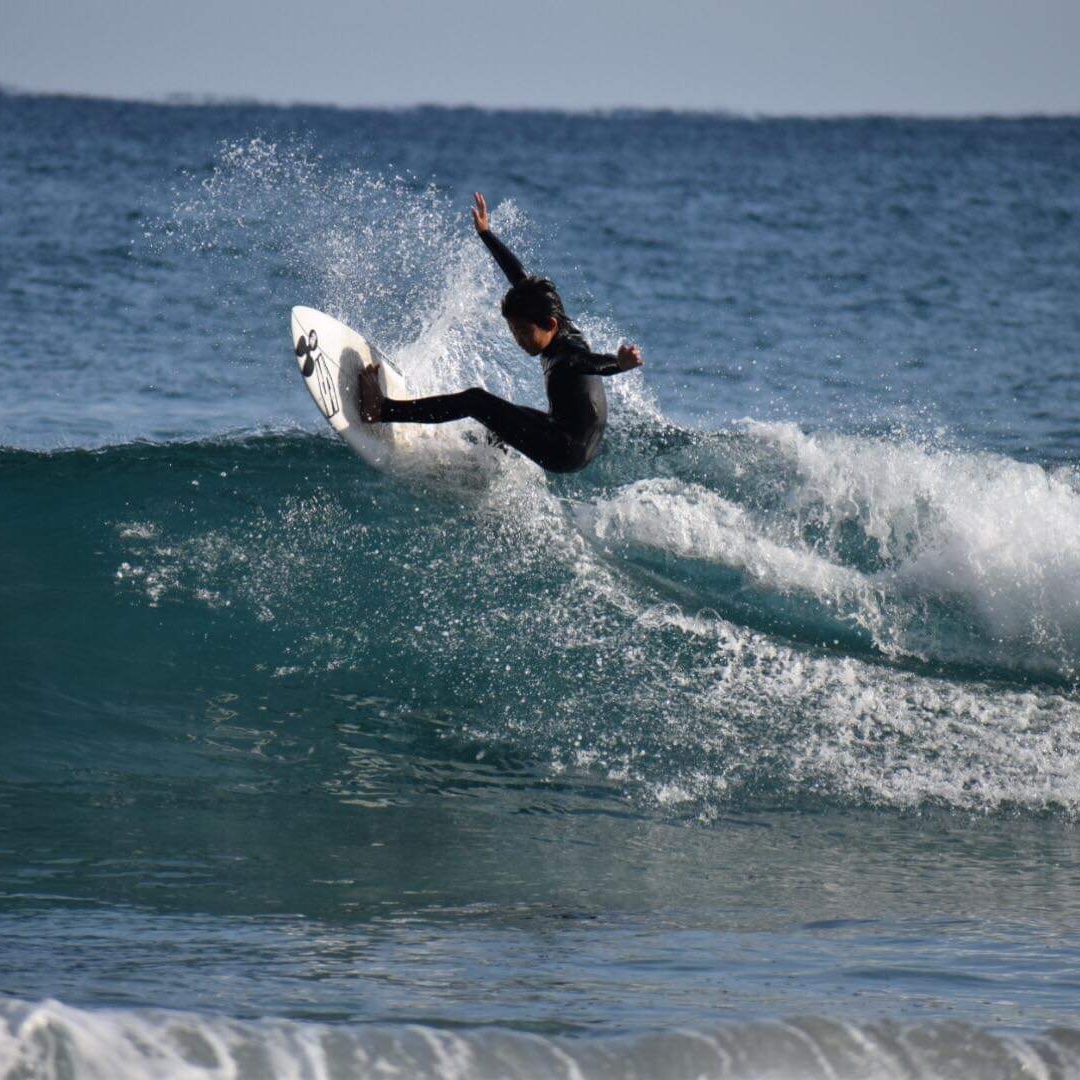 恋が生まれる秘境のポイント？ 一生で一度はここでサーフィンしてみたかった。in宮崎 - YouTube