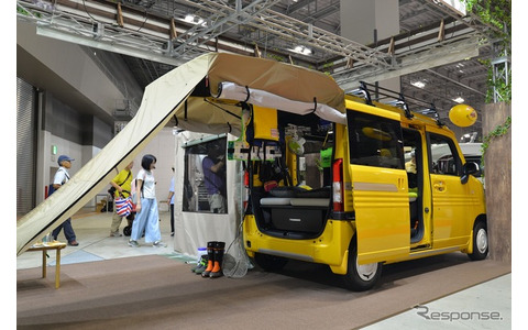 ウッディなテイストと大人2人就寝が魅力：ホンダカーズ神奈川中「ラクネル N-VAN」 神奈川キャンピングカーショー -