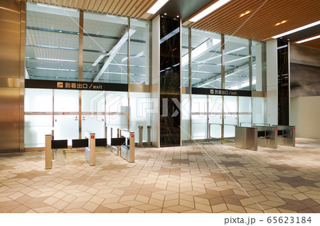 大阪・伊丹空港、長年使われてきたパタパタ式の到着案内板があるレトロな到着ロビーが役目を終えた 鳥海高太朗- エキスパート -