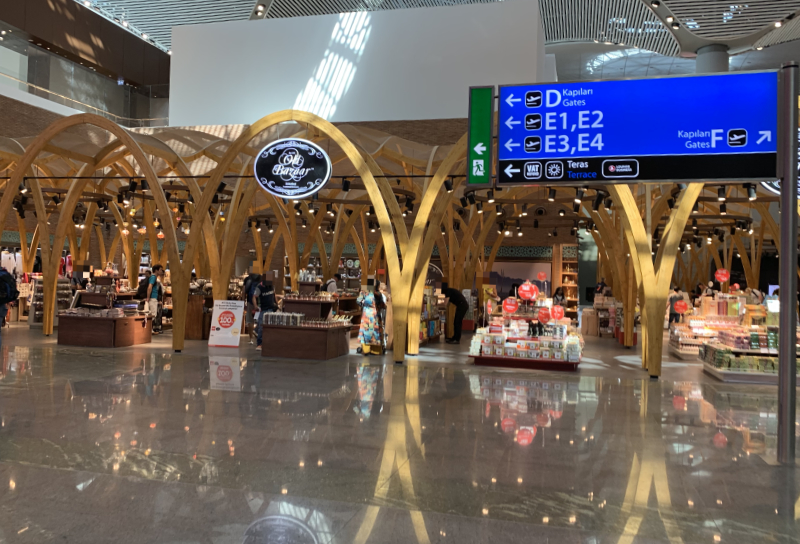24時間 イスタンブール空港は夜中も活気あり！ハイブランドショップがオープンコスパガール
