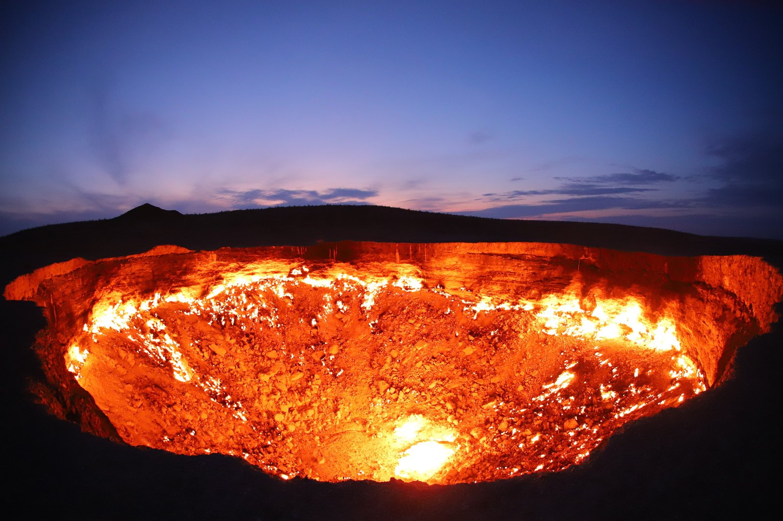 ダルヴァザの「地獄の門」で野宿するとこんな朝を向かえる - 世界新聞