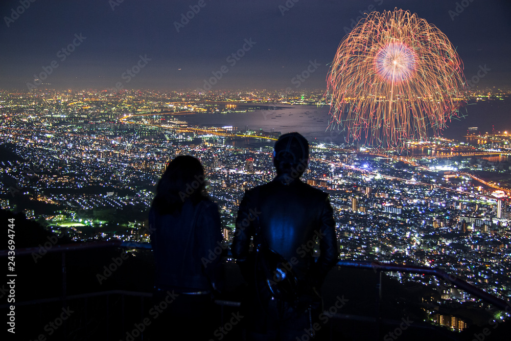 夜景を見つめるカップルの後ろ姿 28004000943 の写真・イラスト素材アマナイメージズ