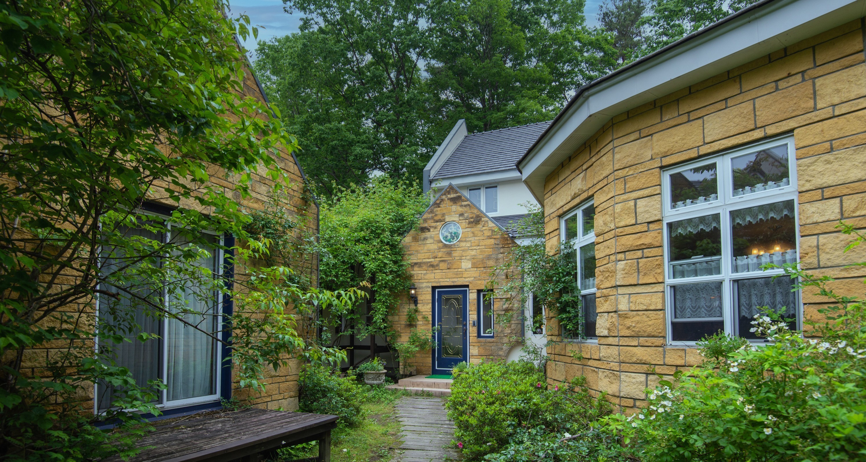 公式 英国の森ホテル クィーンズ マナ