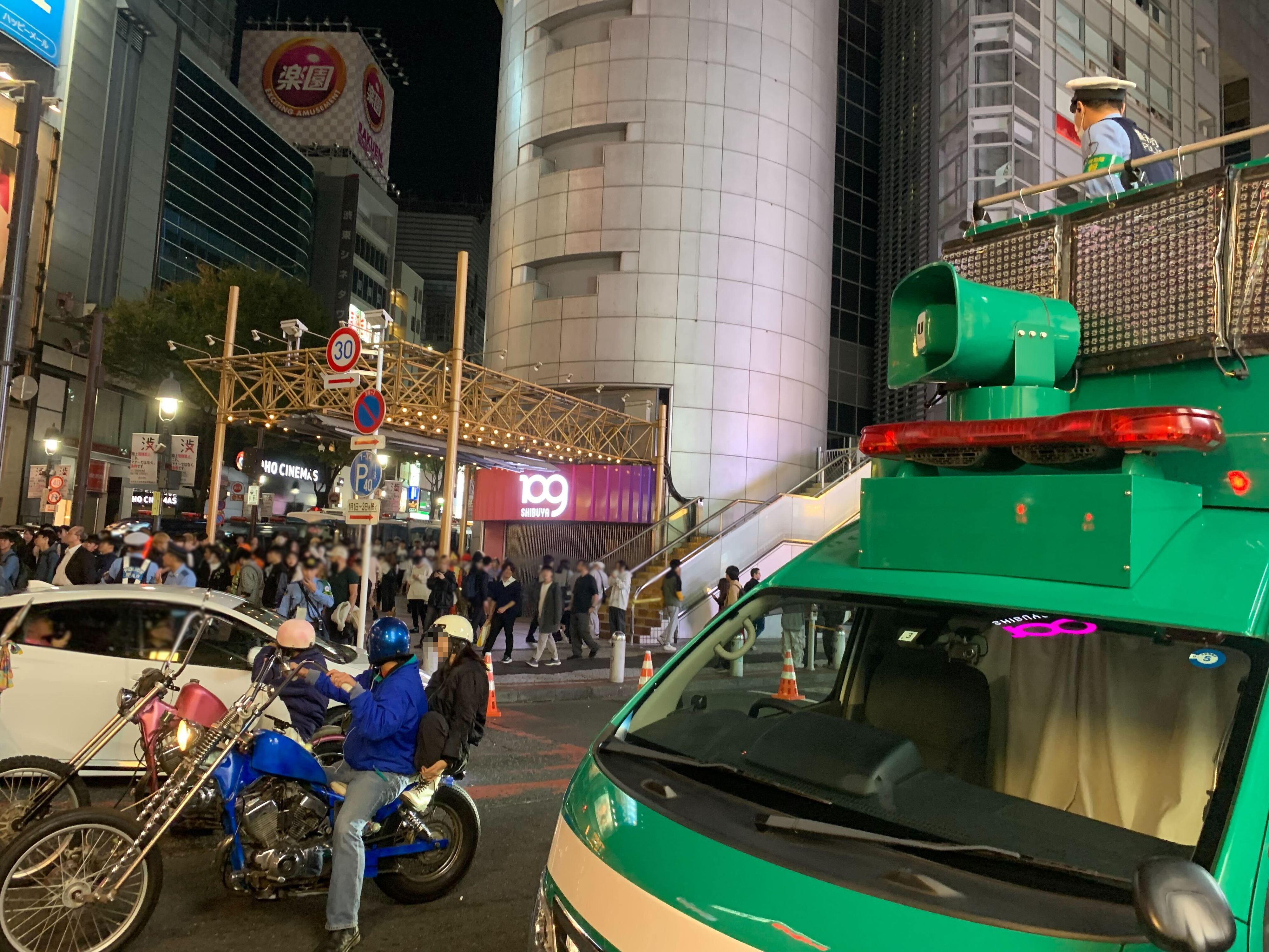 例年より少ないものの渋谷のハロウィン、今年も仮装した人でごった返す バイク音が鳴り響き、追突事故も