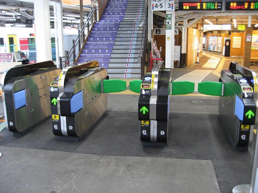 大月駅と岩殿山 写真素材5620906- フォトライブラリ