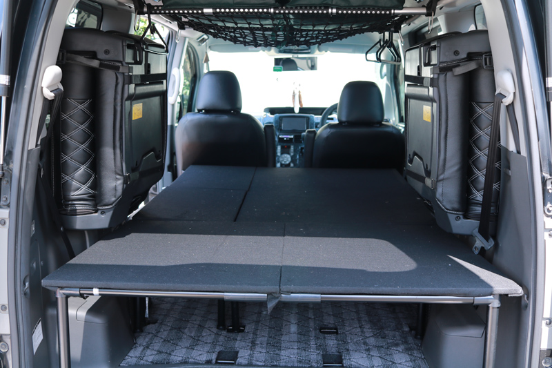 トヨタノアをキャンピングカーに。, 壁面にフリップダウンテーブルを装備。,NOAH,voxy,ノアでバンライフ,NOAHでバンライフ,MAXXFAN,レジェトレックス,バンコン,バンライフキャンパー,バンライフ,vanlife,vantour,renogy,webasto,ベバスト,キャンピングカー,