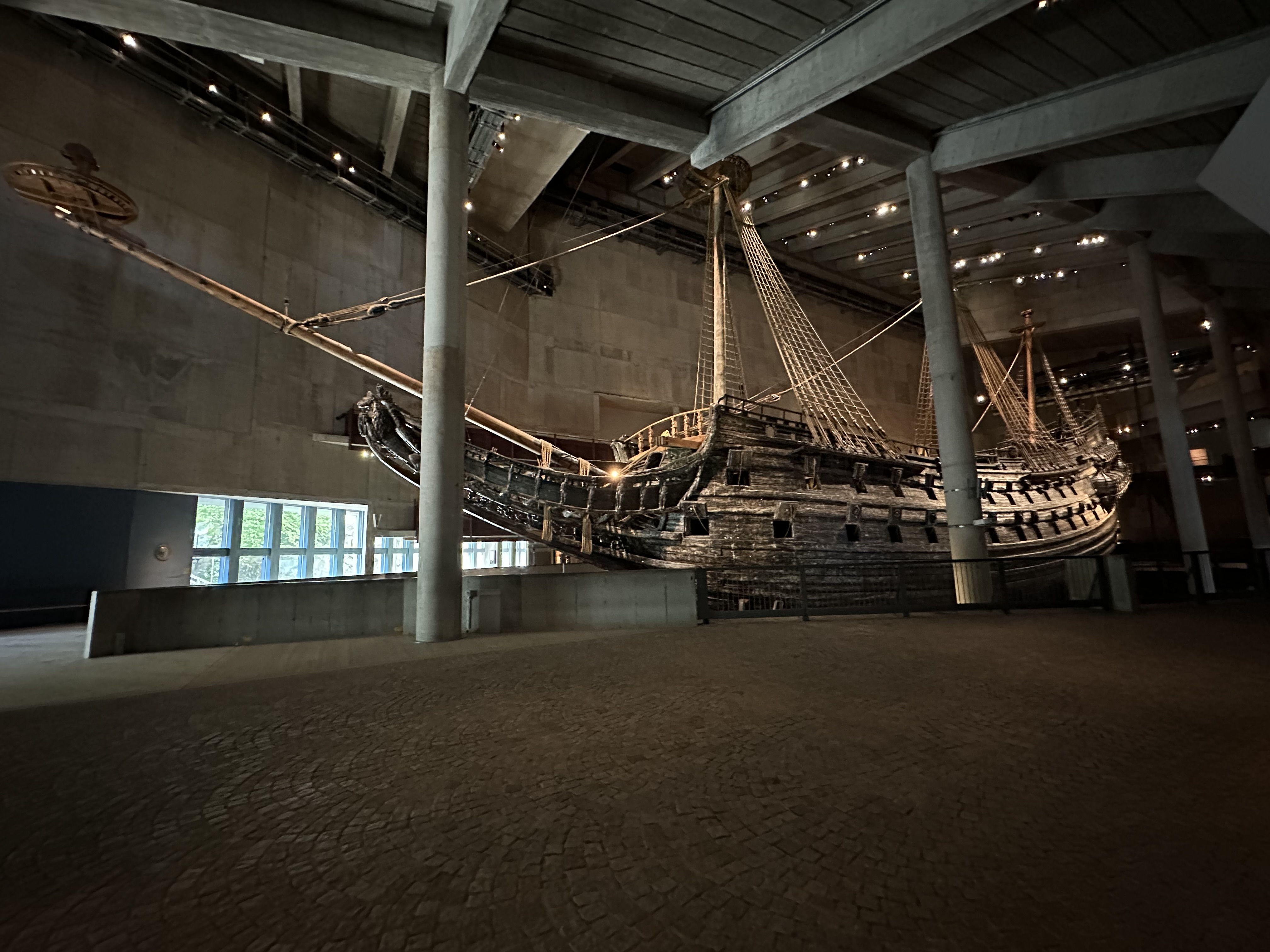 ストックホルムのスウェーデンにいる間は、ヴァーサ号を見に行くのを忘れないでね。本当に信じられないくらいすごいから。 : r europe