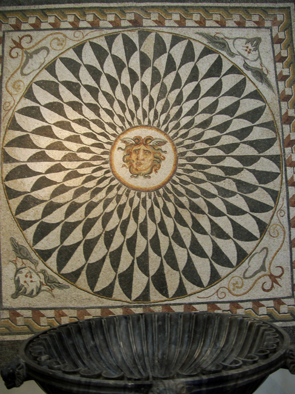 古代ローマの装飾の美しさに感嘆、ローマ国立博物館 マッシモ宮へ在外投票の後で :