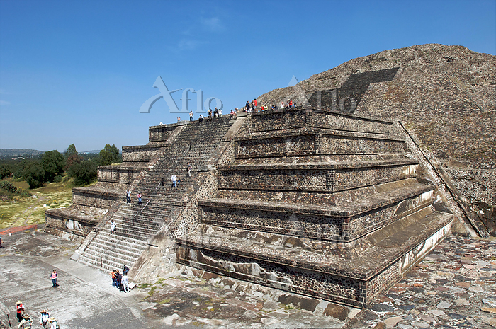 死者の大通りと、メキシコのテオティワカンの月のピラミッドから、太陽のピラミッドの眺めの写真素材・画像素材 Image 20711582