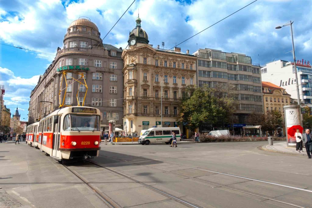 プラハ空港から市内へのアクセス-エアポート・バスのご紹介旅に役立つ情報サイトchiko-p.com