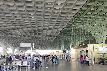 ムンバイ空港：プライオリティパスで利用できるLoyalty Lounge、オールド・モンクでインドを味わう5star traveler