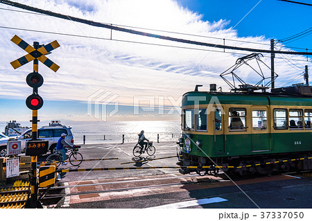 江ノ電「スラムダンク踏切」に外国人客が殺到！ゴミのポイ捨て、民家に侵入 観光公害の深刻危機News&Analysisダイヤモンド・オンライン