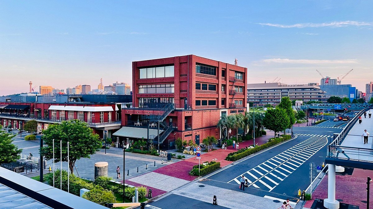 施設写真マリンアンドウォークヨコハマは、海辺にある施設。 レンガ造りの建物が特徴で、異国の雰囲気があふれるおしゃれな空間が広がっています。レンガ調のベンチとブランドロゴは、スタイリッシュな写真を撮るのにぴったりです。 お買い物だけではなく、ぜひ写真