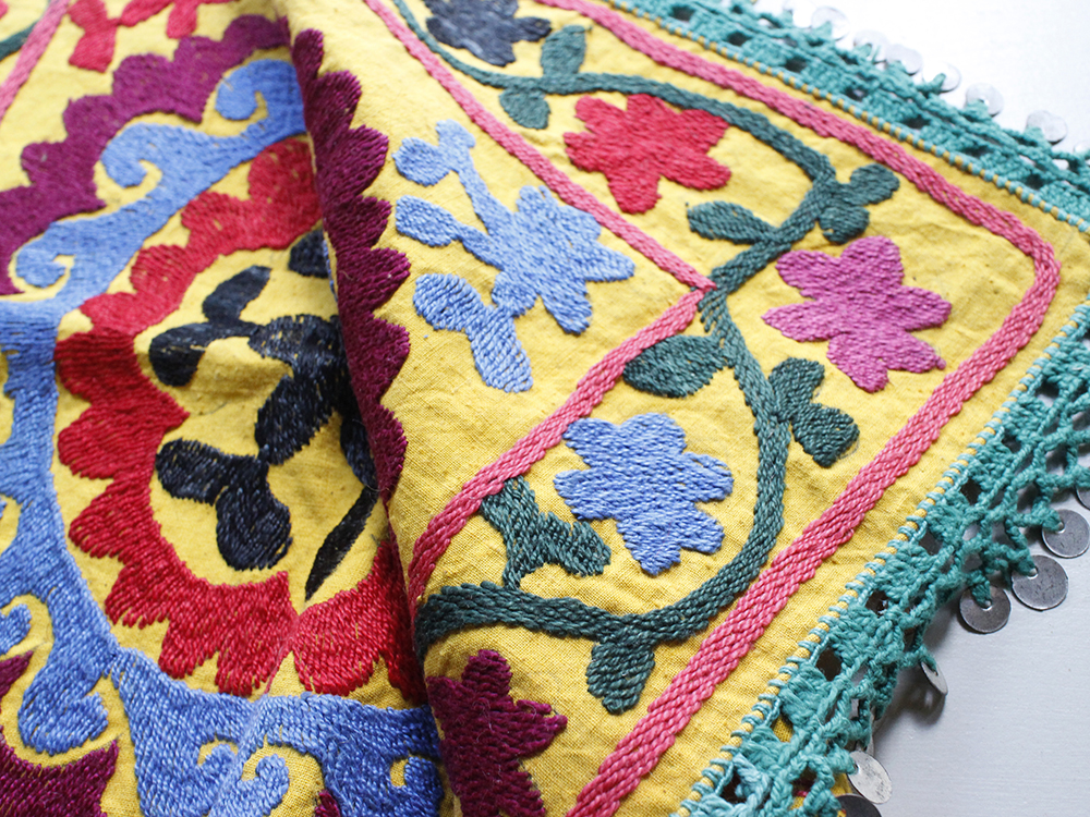 第一回ウズベキスタンフェア開催決定🇺🇿🇺🇿🇺🇿 13日土曜日より、初めてのウズベキスタンフェアを開催！ スザニと呼ばれるウズベキスタンの伝統工芸刺繍アイテムが大量入荷！コートやジャケット、バッグ、ポーチ、ルームシューズまで様々なアイテムが揃いました