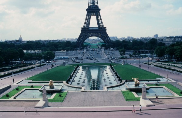 シャン・ド・マルス公園から見えるエッフェル塔 写真素材1669543- フォトライブラリ