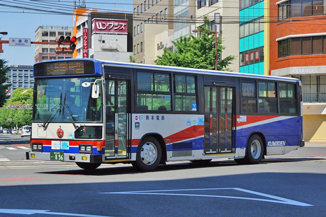 熊本名物！？一番左の第1レーンから右折するバス。 - フォト蔵