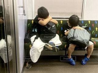 電車 寝てるサラリーマンTikTok