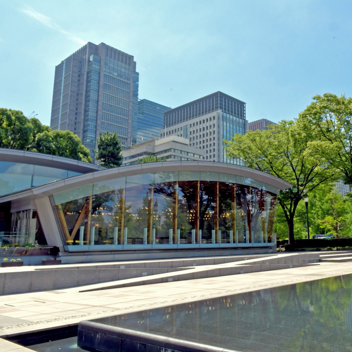 スタバ 皇居外苑にオープン！日本初のエコなストアで限定メニューをチェックMORE