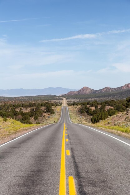 アメリカの空の風光明媚なハイウェイロングデザートハイウェイカリフォルニアPremium写真