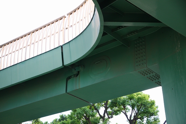 街なかから消えゆく「歩道橋」 古き良きデザインが物語る、目指すべき「道路の未来」とはMerkmal メルクマール-4